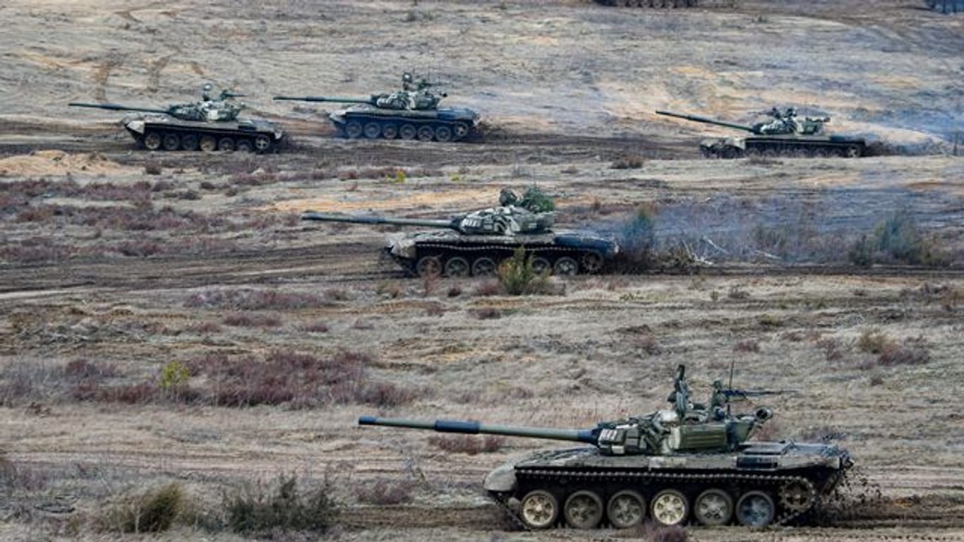 Russische Panzer fahren während einer Militärübungen auf einem Feld in Belarus.