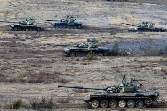 Russische Panzer fahren während einer Militärübungen auf einem Feld in Belarus.