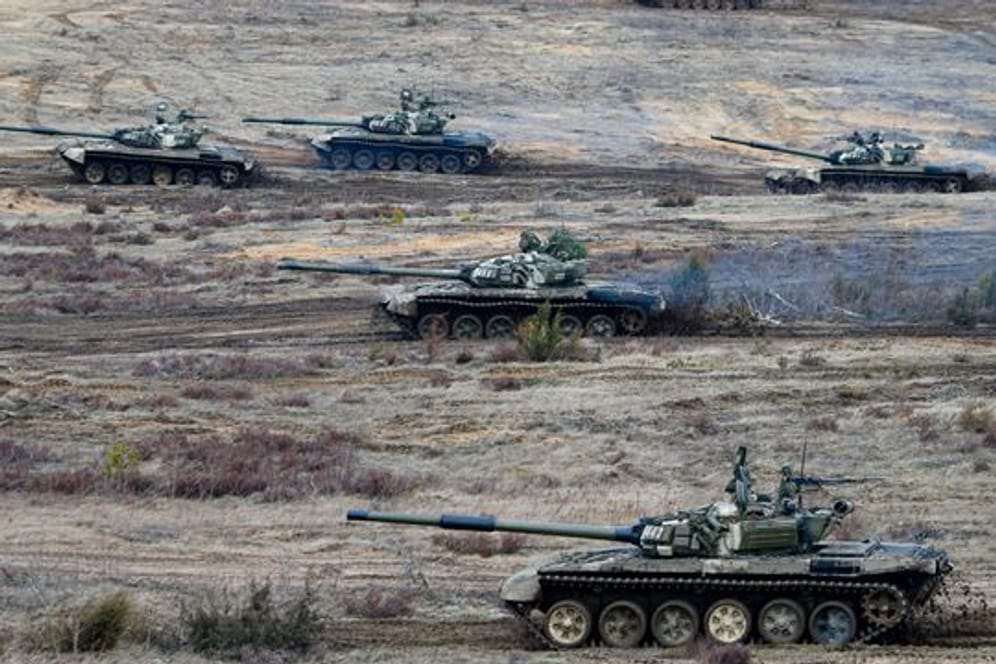 Russische Panzer fahren während einer Militärübungen auf einem Feld in Belarus.