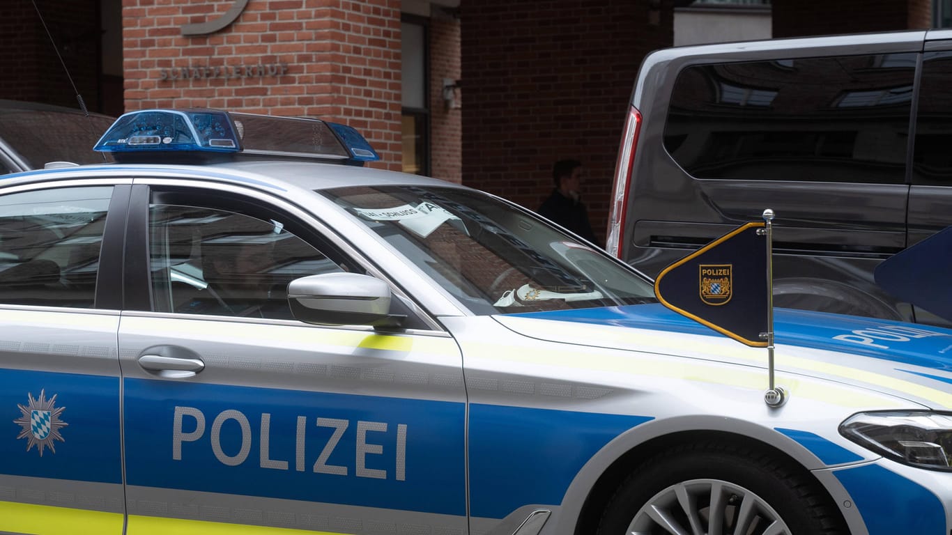 Polizei in München (Symbolbild): Der 34-jährige Täter hatte zuvor vermutlich Betäubungsmittel konsumiert.