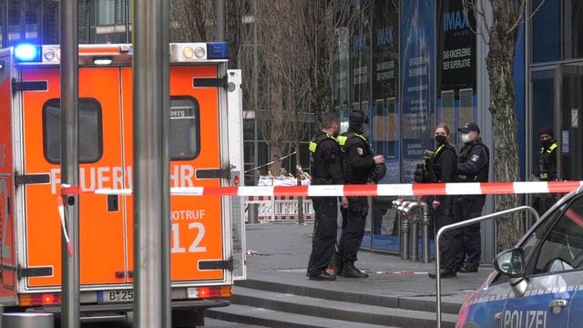Polizei und Feuerwehr am Sony Center, wo ein 24 Jahre alter Mann tot aufgefunden wurde. Polizei und Feuerwehr am Sony Center, wo ein 24 Jahre alter Mann tot aufgefunden wurde.