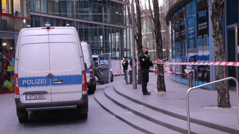 Polizeieinsatz am Potsdamer Platz (Archivbild): Der 24-Jährige erlag seinen Stichverletzungen.