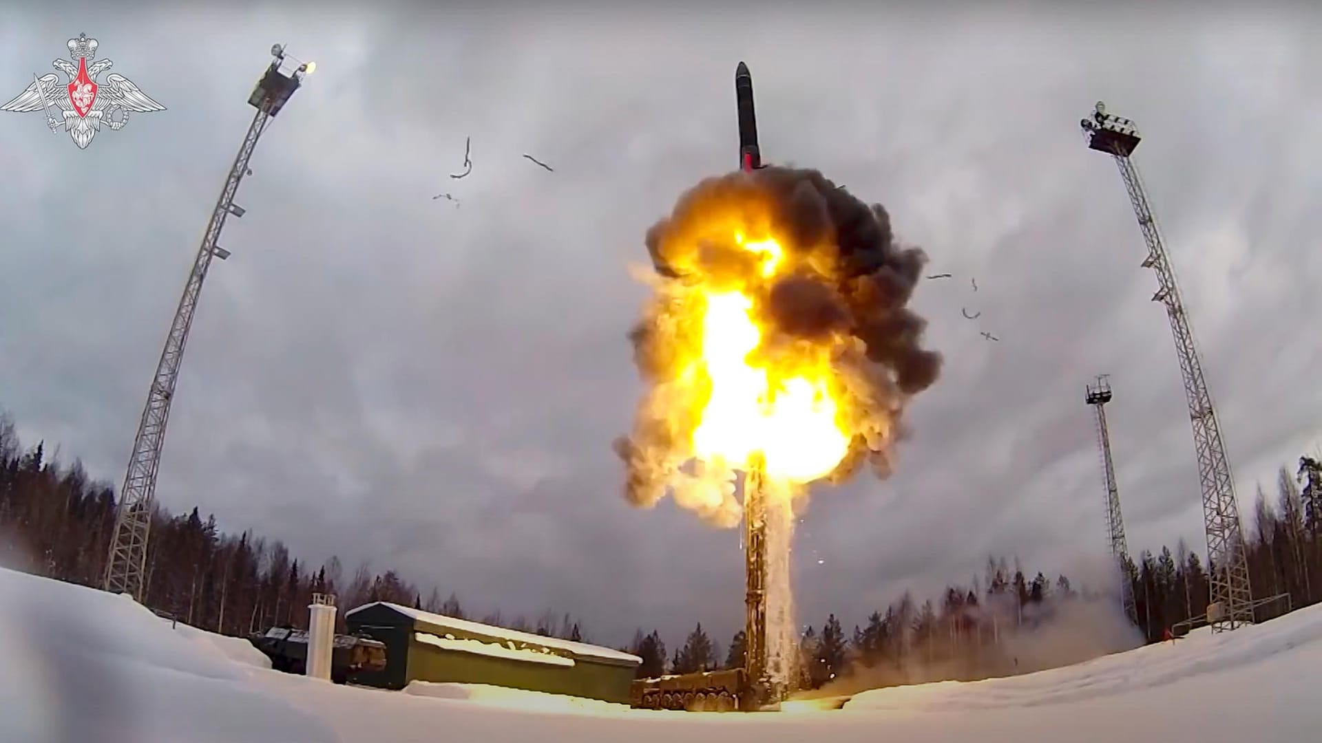Start einer ballistischen Interkontinentalrakete vom Typ "Jars" während einer militärischen Übung: Am Samstag hatte Russland bei einem Manöver die Einsatzbereitschaft seiner Atomstreitkräfte getestet.