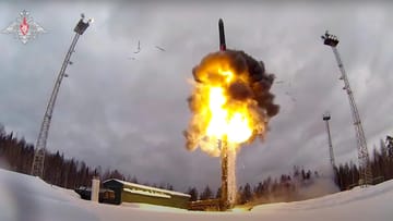 Start einer ballistischen Interkontinentalrakete vom Typ "Jars" während einer militärischen Übung: Am Samstag hatte Russland bei einem Manöver die Einsatzbereitschaft seiner Atomstreitkräfte getestet.