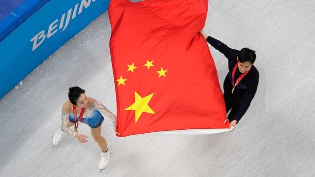 Die Eiskunstläufer Sui Wenjing und Han Cong aus China jubeln mit der chinesischen Fahne. Die Eiskunstläufer Sui Wenjing und Han Cong aus China jubeln mit der chinesischen Fahne.