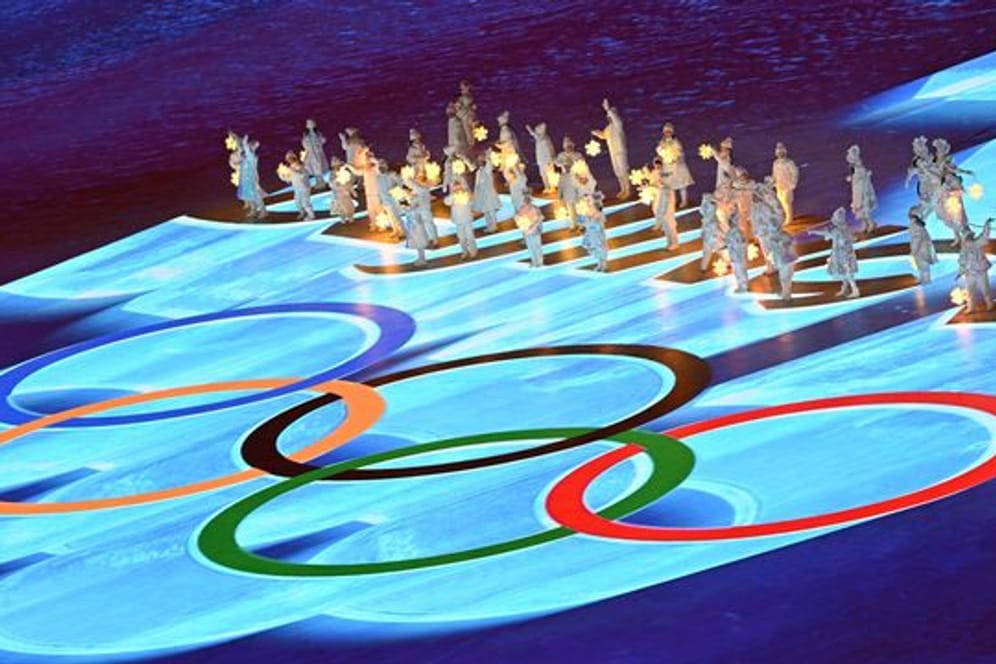 Die olympischen Ringe erstrahlen während der finalen Zeremonie vor den Artisten.