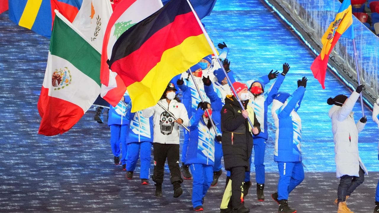 Zur Abschlussfeier der Olympischen Winterspiele 2022 trägt Bob-Anschieber Thorsten Margis für Deutschland die Fahne ins Stadion.