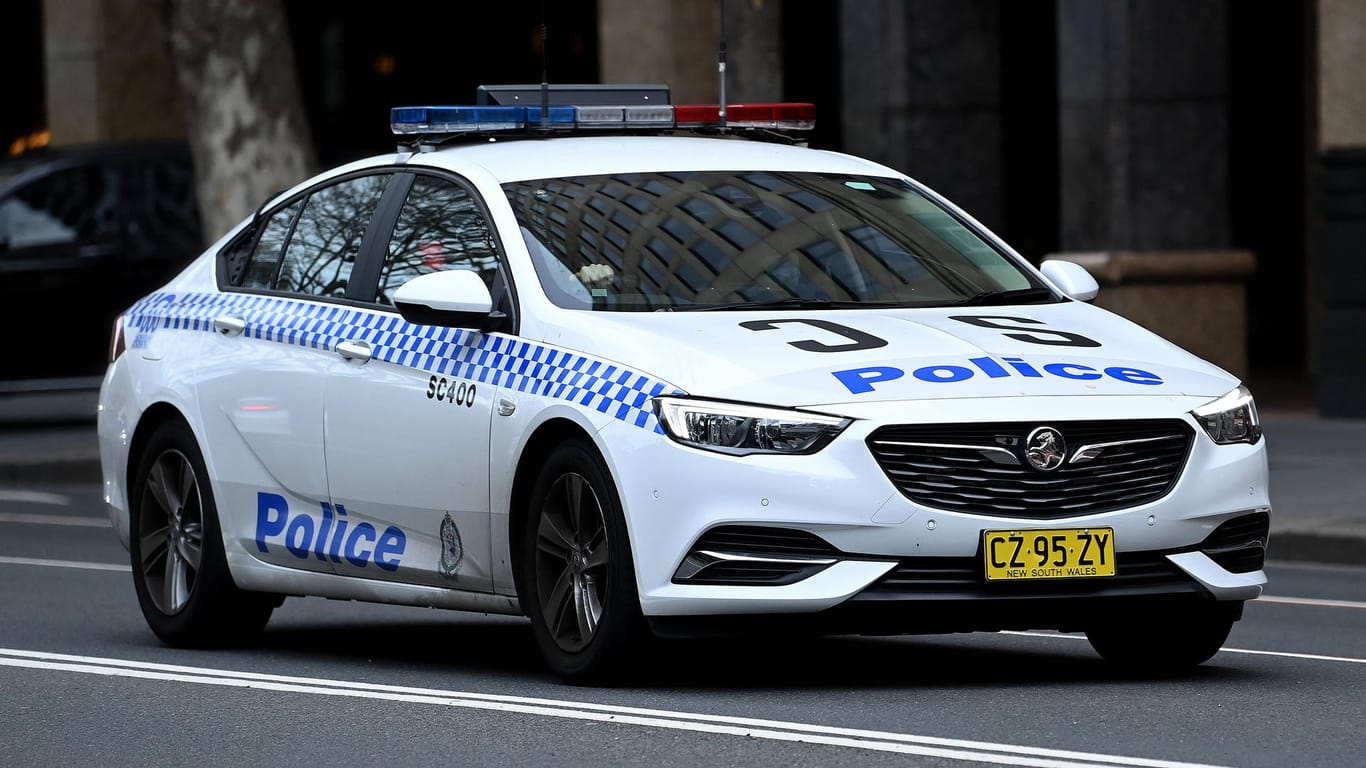 Polizeiwagen in Australien (Symbolbild): In Queensland ist ein Mann auf ungewöhnliche Weise ums Leben gekommen.