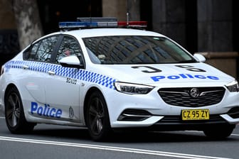 Polizeiwagen in Australien (Symbolbild): In Queensland ist ein Mann auf ungewöhnliche Weise ums Leben gekommen.