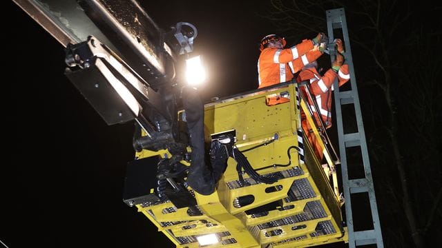 Deutsche Bahn repariert Oberleitung nach Stürmen