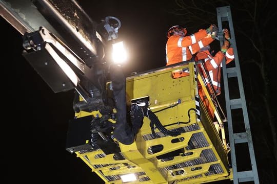 Deutsche Bahn repariert Oberleitung nach Stürmen