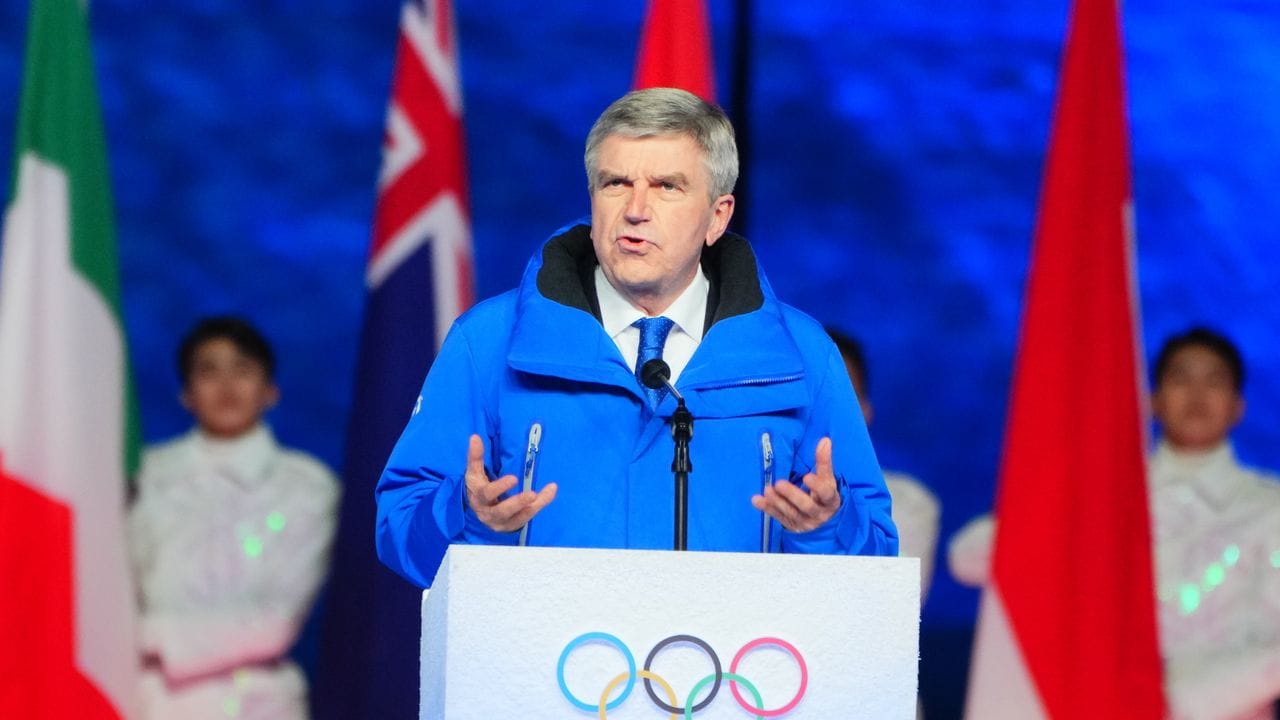 Der Präsident des IOC, Thomas Bach, hält eine abschließende Rede bei den olympischen Winterspielen 2022.