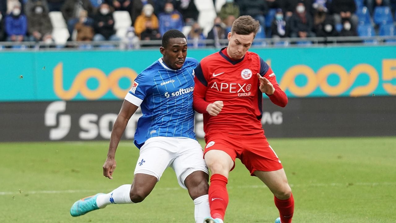 Darmstadts Frank Ronstadt (L) und Rostocks Robin Meißner kämpfen mit vollem Körpereinsatz um den Ball. Darmstadts Frank Ronstadt (L) und Rostocks Robin Meißner kämpfen mit vollem Körpereinsatz um den Ball.
