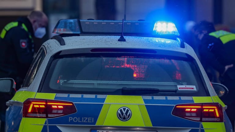 Einsatzwagen der Polizei in Hannover (Symbolbild): Die Jugendlichen verteilten sich bei Eintreffen der Beamten in der Innenstadt.