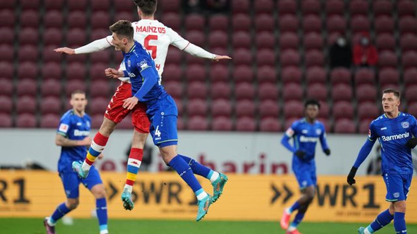 Leverkusens Patrik Schick (l) erlitt beim Spiel gegen den FSV Mainz 05 einen Muskelfaserriss.