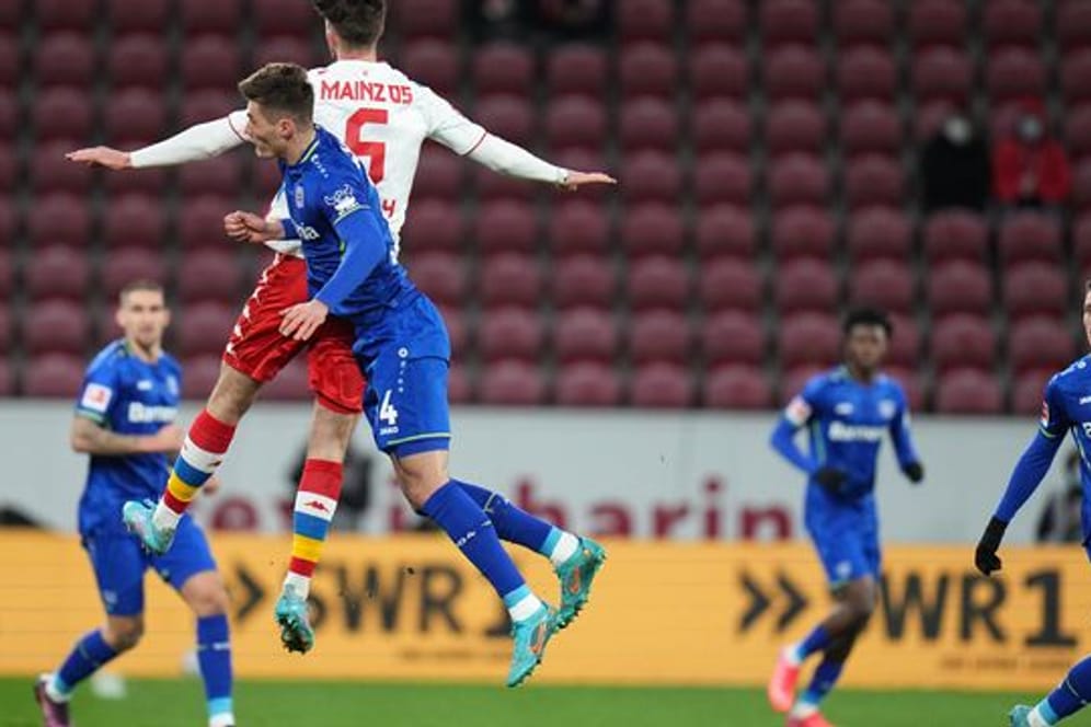 Leverkusens Patrik Schick (l) erlitt beim Spiel gegen den FSV Mainz 05 einen Muskelfaserriss.
