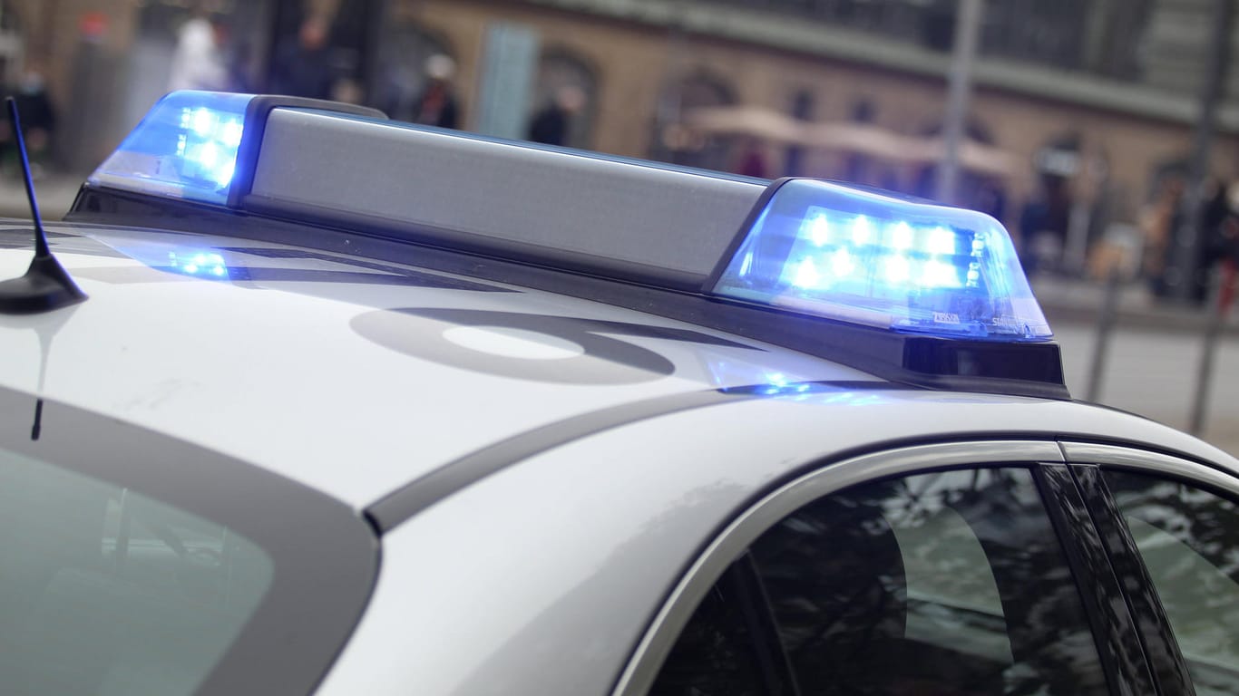 Blaulicht auf einem Einsatzfahrzeug der Polizei (Symbolbild): Der Notruf war wohl ein Fehlalarm.