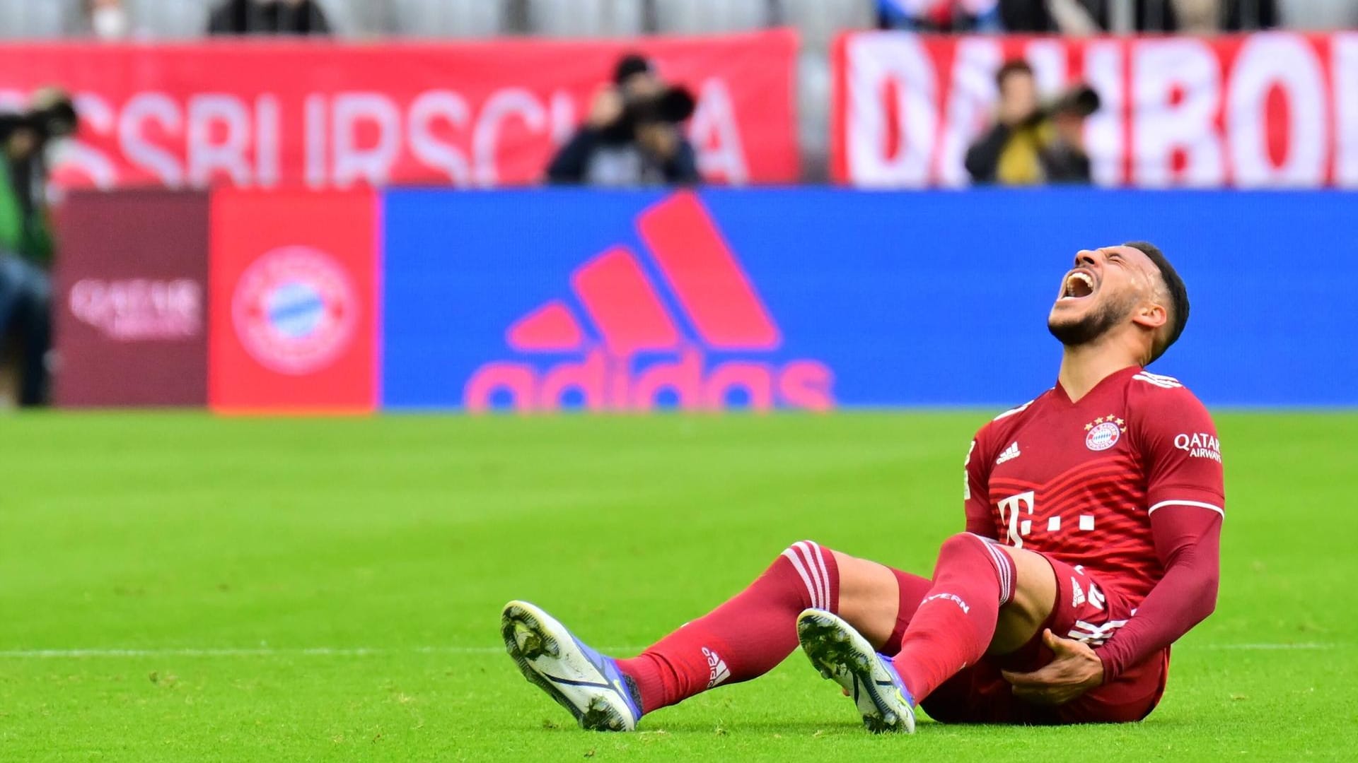 Die Situation: Corentin Tolisso schreit vor Schmerzen.