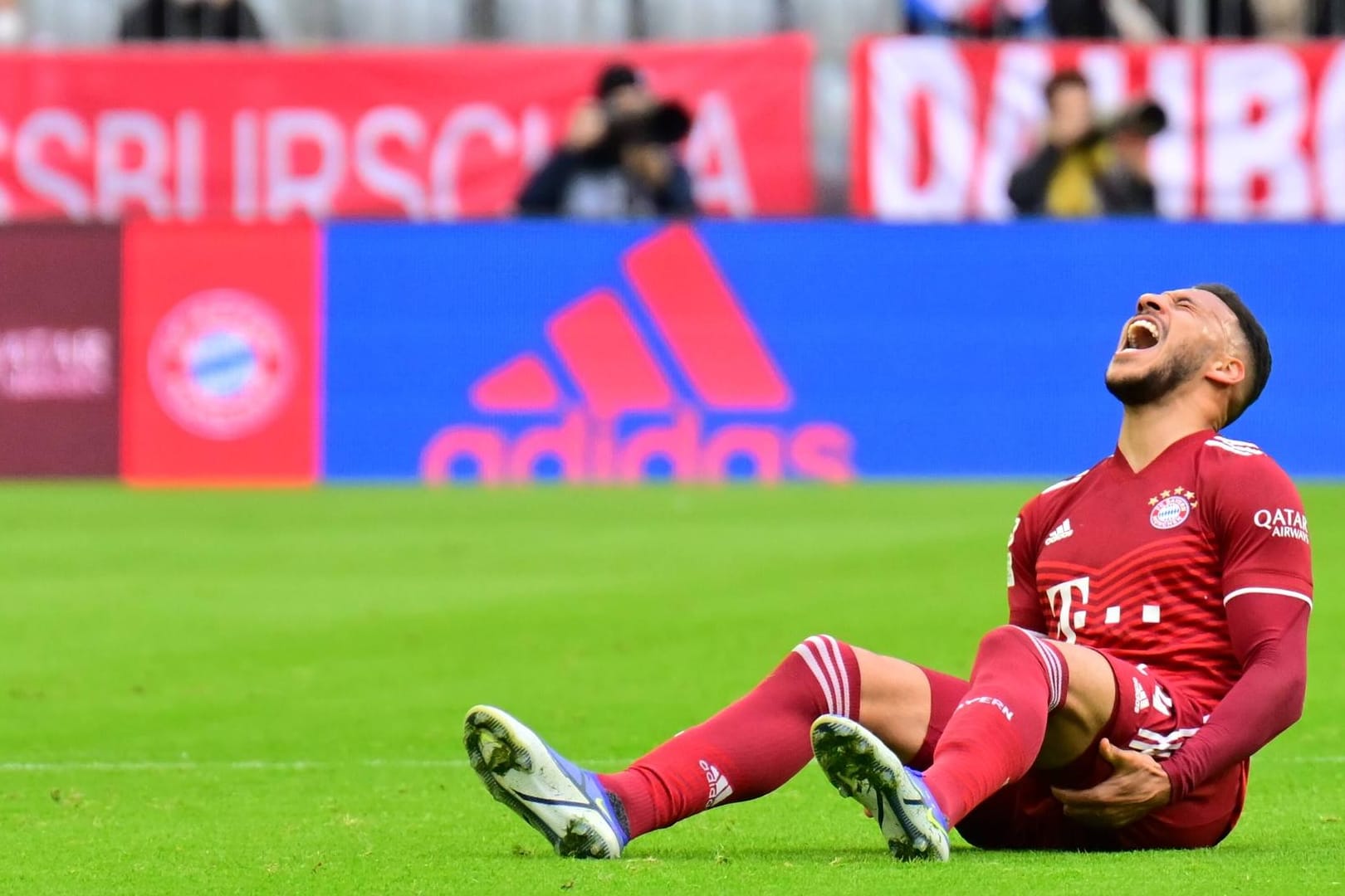 Die Situation: Corentin Tolisso schreit vor Schmerzen.