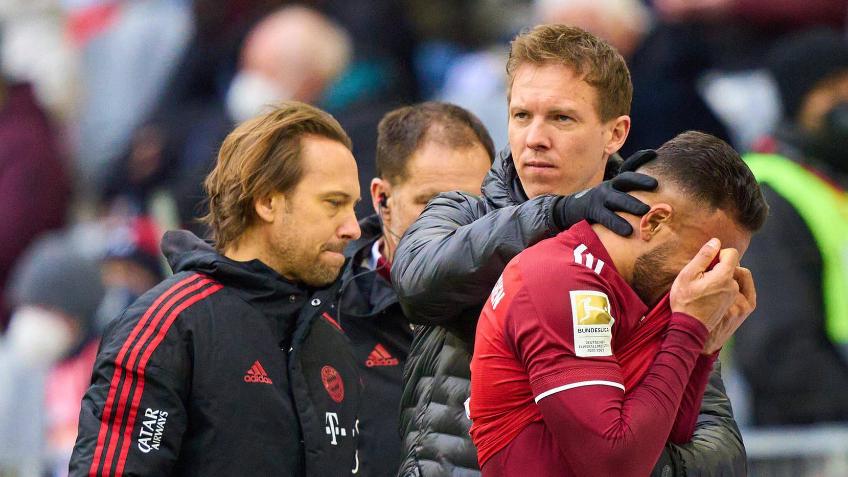 Die Auswechslung: Bayern-Trainer Julian Nagelsmann versucht seinen Spieler Corentin Tolisso zu trösten. Die Auswechslung: Bayern-Trainer Julian Nagelsmann versucht seinen Spieler Corentin Tolisso zu trösten.