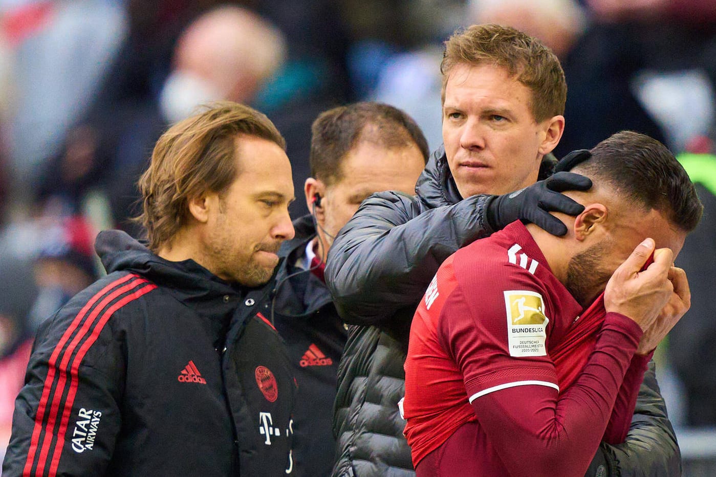 Die Auswechslung: Bayern-Trainer Julian Nagelsmann versucht seinen Spieler Corentin Tolisso zu trösten.