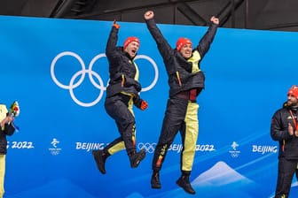 Historischer Olympiamoment: Sechs deutsche Bobfahrer, um Goldmedaillen-Gewinner Francesco Friedrich und Thorsten Margis, auf dem Podium.