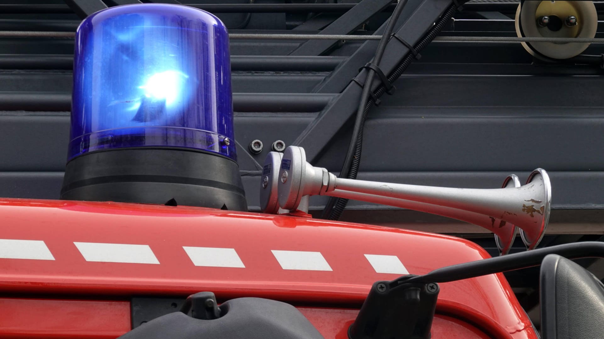 Blaulicht und Martinshorn eines Feuerwehrwagens (Symbolbild): Der Brand im Wohnhaus ist bereits gelöscht. Blaulicht und Martinshorn eines Feuerwehrwagens (Symbolbild): Der Brand im Wohnhaus ist bereits gelöscht.