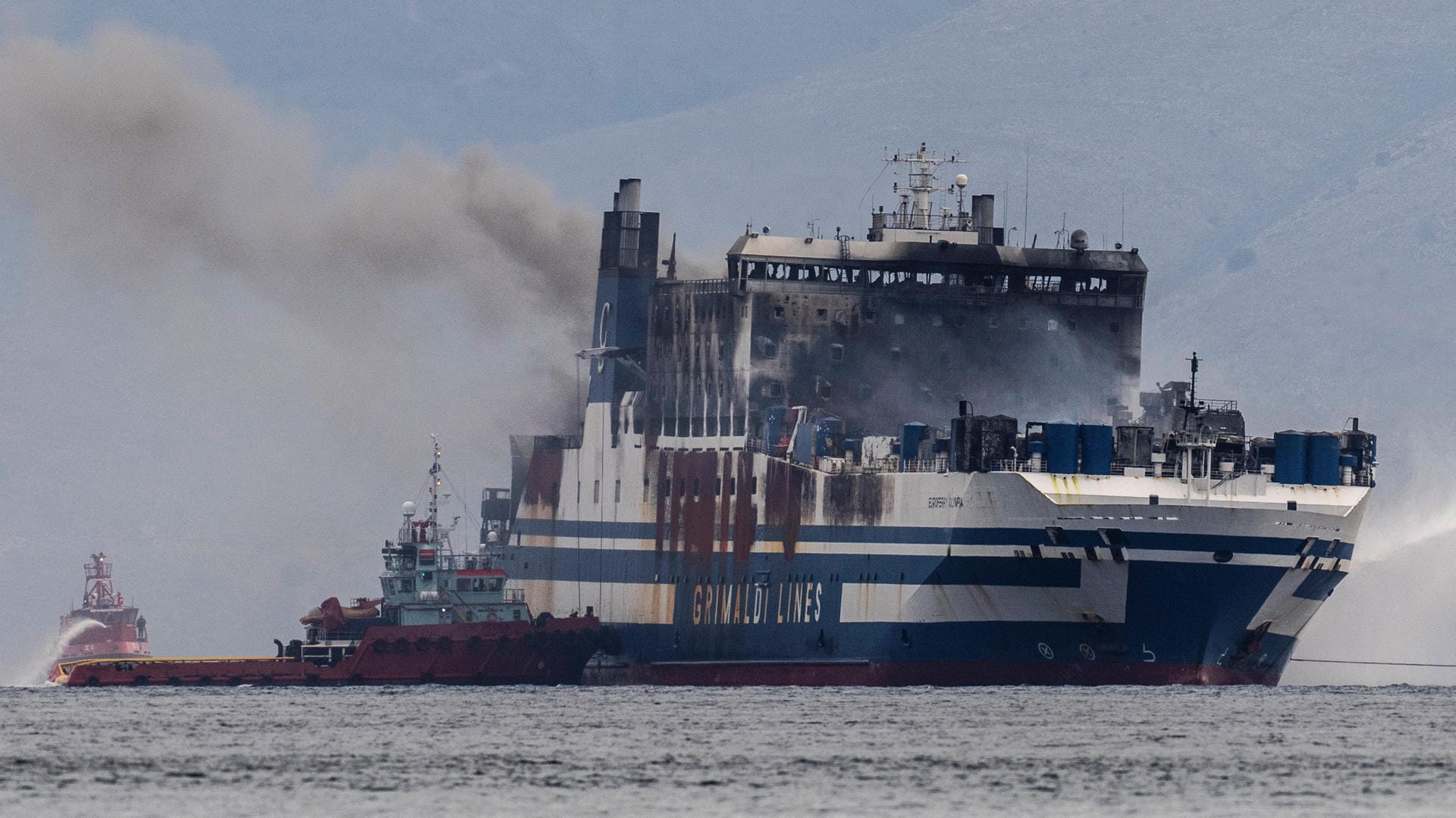 Korfu: Seit drei Tagen brennt in der Nähe der griechischen Insel eine Autofähre. Korfu: Seit drei Tagen brennt in der Nähe der griechischen Insel eine Autofähre.