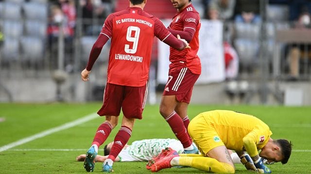 Die Bayern um Robert Lewandowski (l) und Serge Gnabry taten sich erst schwer, aber gewannen am Ende souverän. Die Bayern um Robert Lewandowski (l) und Serge Gnabry taten sich erst schwer, aber gewannen am Ende souverän.