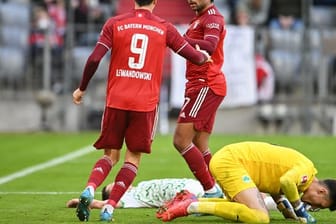 Die Bayern um Robert Lewandowski (l) und Serge Gnabry taten sich erst schwer, aber gewannen am Ende souverän.