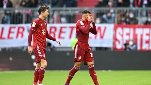 Corentin Tolisso (r) verlässt verletzt den Platz.