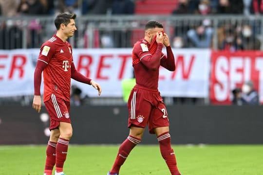Corentin Tolisso (r) verlässt verletzt den Platz.