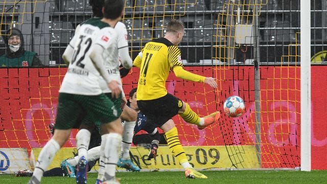 BVB-Kapitän Marco Reus (r) traf zum 1:0.
