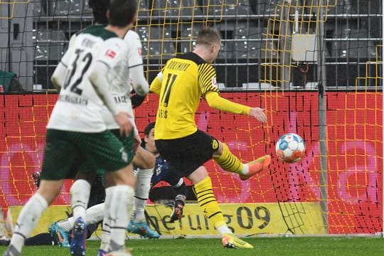 BVB-Kapitän Marco Reus (r) traf zum 1:0.