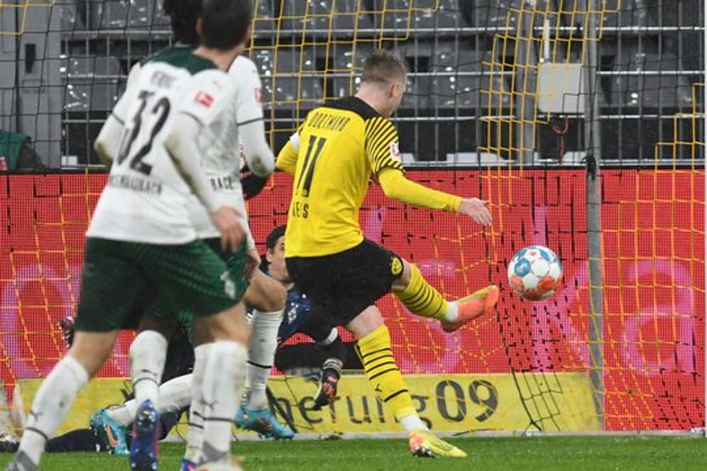 BVB-Kapitän Marco Reus (r) traf zum 1:0.