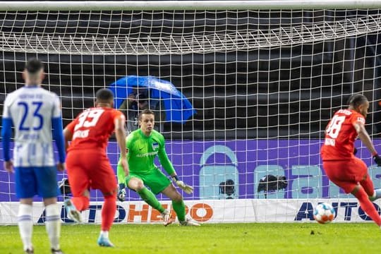 Der Leipziger Christopher Nkunku (r) trifft zum 1:2 vom Elfmeterpunkt.