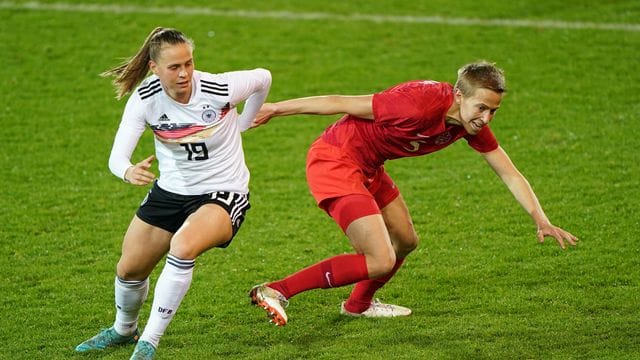 Klara Buhl (l) im Laufduell mit der Kanadierin Quinn.