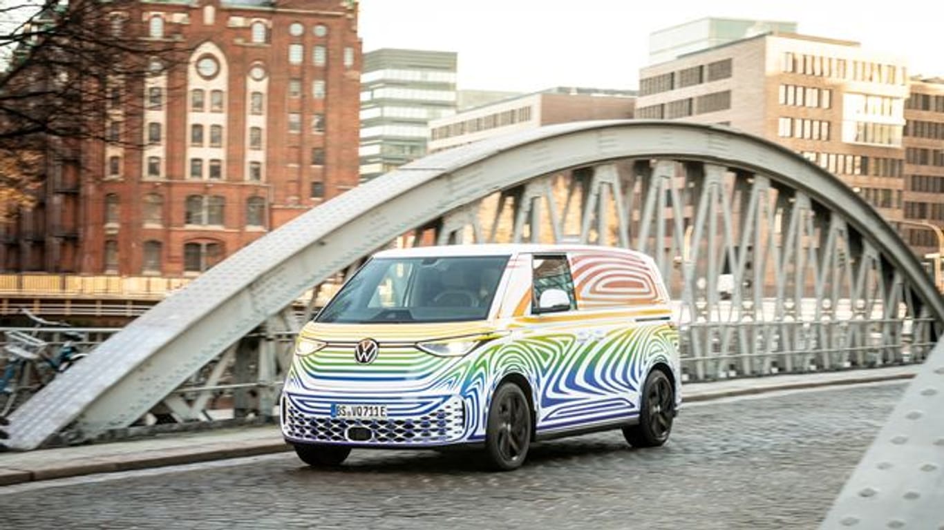 Der VW ID Buzz bei einer Testfahrt in Hamburg: Erste Modelle sollen im Oktober ausgeliefert werden.