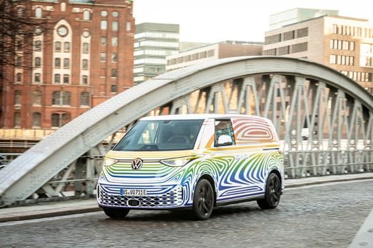 Der VW ID Buzz bei einer Testfahrt in Hamburg: Erste Modelle sollen im Oktober ausgeliefert werden.