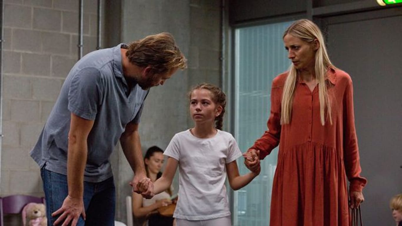 Emily (Jasmin Kraze) verlässt mit ihren Eltern Michael (Christian Erdmann) und Nicole Wagner (Annika Blendl) die Klinik.