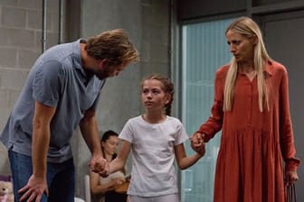 Emily (Jasmin Kraze) verlässt mit ihren Eltern Michael (Christian Erdmann) und Nicole Wagner (Annika Blendl) die Klinik.