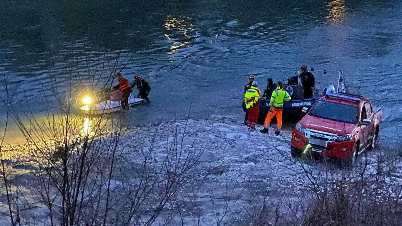 Einsatzkräfte der Wasserrettung bei der Bergung an der Salzach: Beim Sturz eines Autos in den Fluss sind drei Menschen ums Leben gekommen.