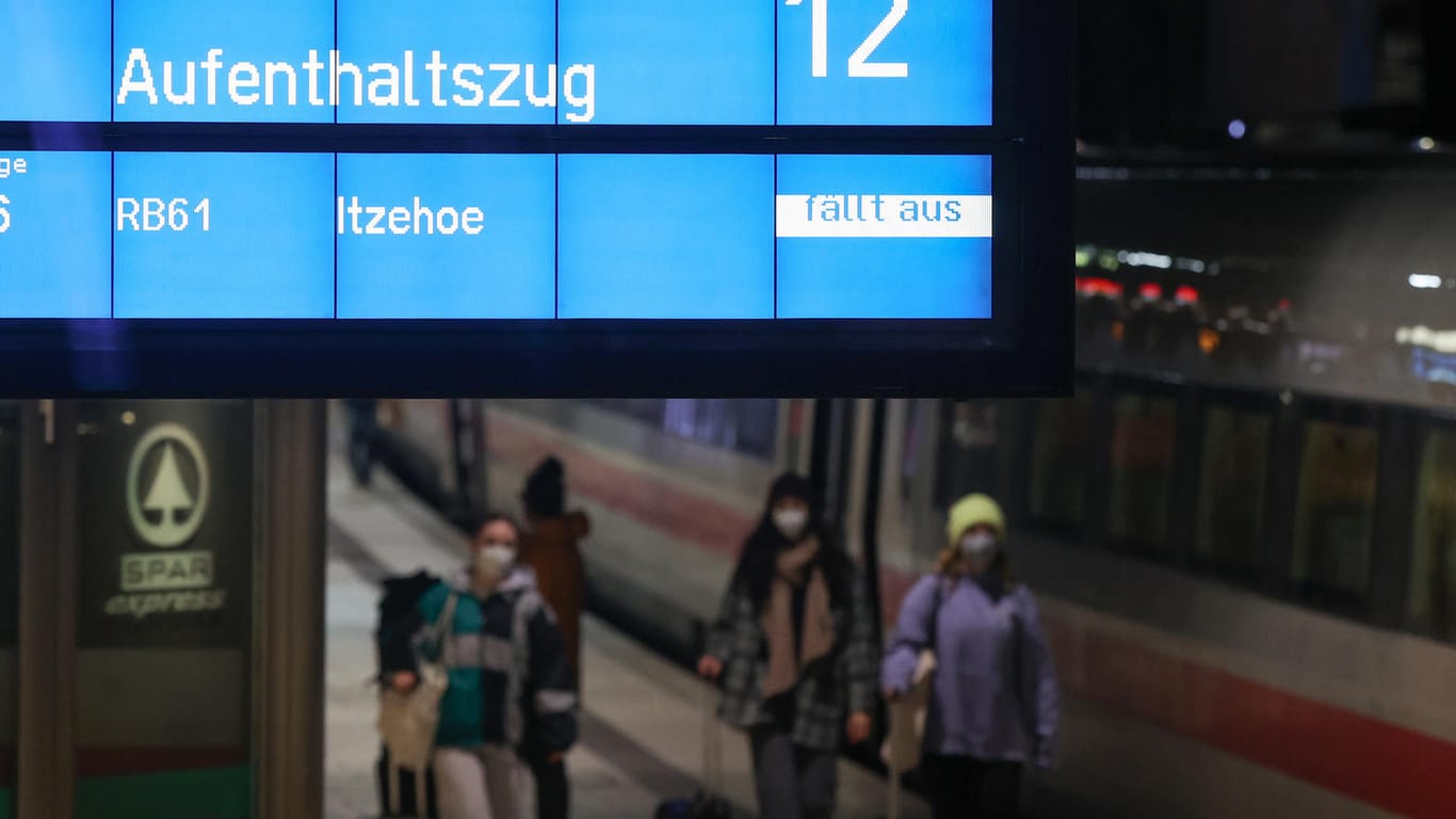 Die Anzeigentafel am Hamburger Hauptbahnhof weist auf den Aufenthaltszug hin: Die Serie schwerer Stürme in Deutschland reißt vorerst nicht ab.