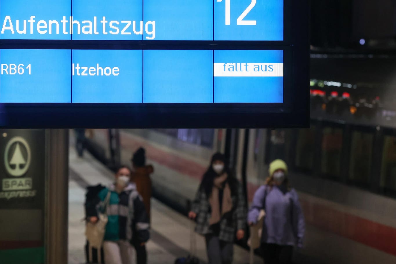 Die Anzeigentafel am Hamburger Hauptbahnhof weist auf den Aufenthaltszug hin: Die Serie schwerer Stürme in Deutschland reißt vorerst nicht ab.