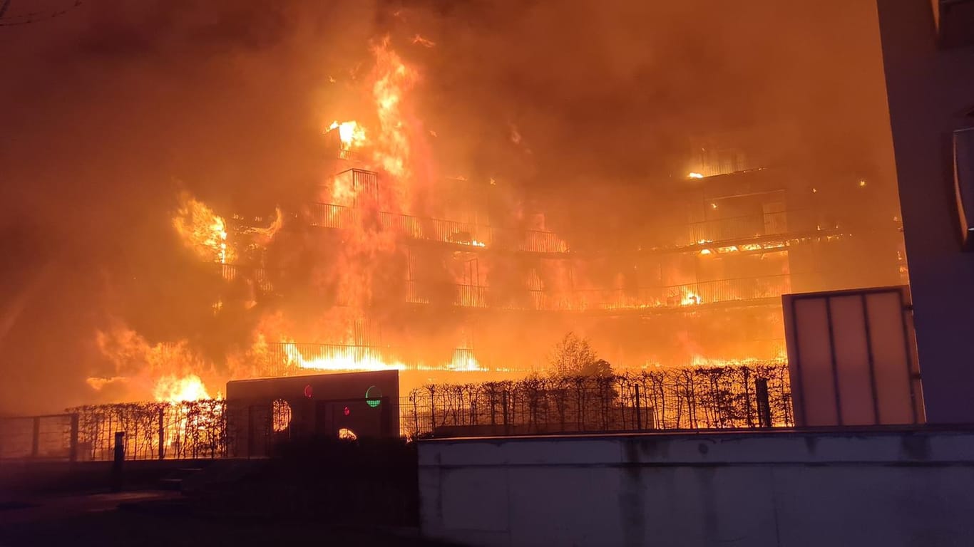 Flammen schlagen aus einem Wohnkomplex in voller Breite. Im Essener Westviertel stand seit dem frühen Montagmorgen ein ganzer Wohnblock in Flammen.