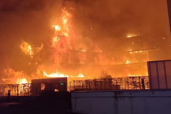 Flammen schlagen aus einem Wohnkomplex in voller Breite. Im Essener Westviertel stand seit dem frühen Montagmorgen ein ganzer Wohnblock in Flammen.