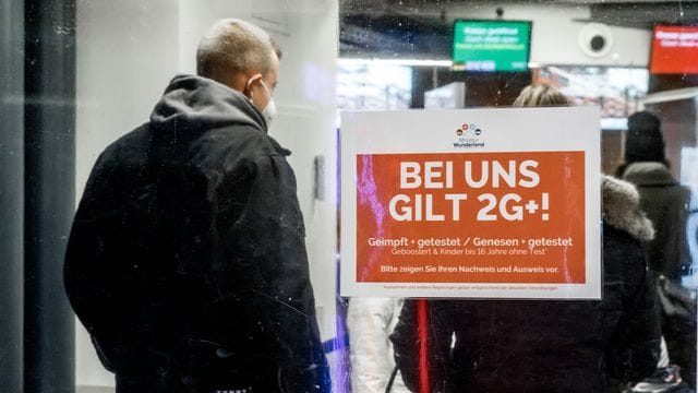 Ein Schild weist im Eingangsbereich des Hamburger Miniatur Wunderlands auf die Corona-Regeln hin. Ein Schild weist im Eingangsbereich des Hamburger Miniatur Wunderlands auf die Corona-Regeln hin.