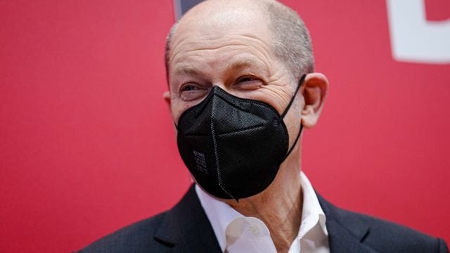 Bundeskanzler Olaf Scholz befürwortet eine allgemeine Impfpflicht ab 18 Jahren. Bundeskanzler Olaf Scholz befürwortet eine allgemeine Impfpflicht ab 18 Jahren.