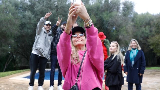 Natascha Ochsenknecht (vorne) macht ein Foto ihrer Familie auf Mallorca.