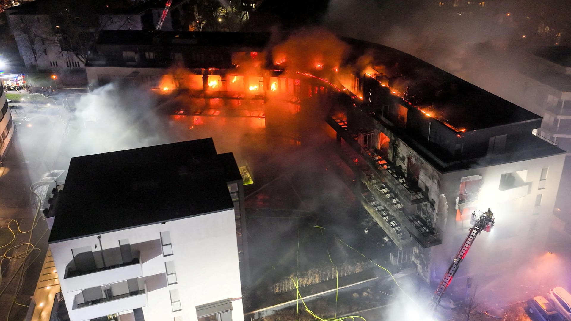 Der Wohnblock in Flammen: Am Morgen war das Feuer noch nicht gelöscht.